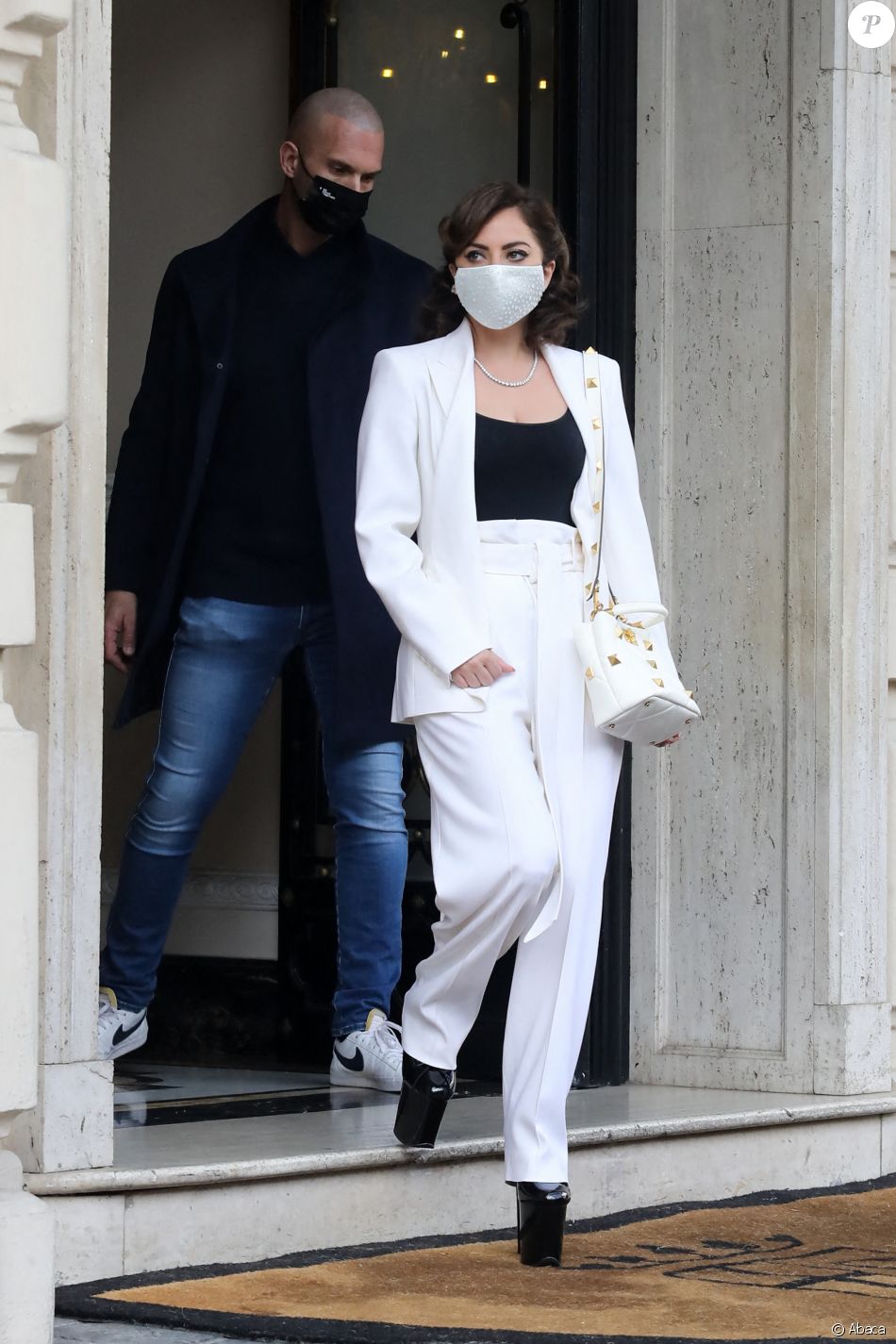 La chanteuse Lady Gaga quitte son hôtel à Rome, le 4 mars 2021.