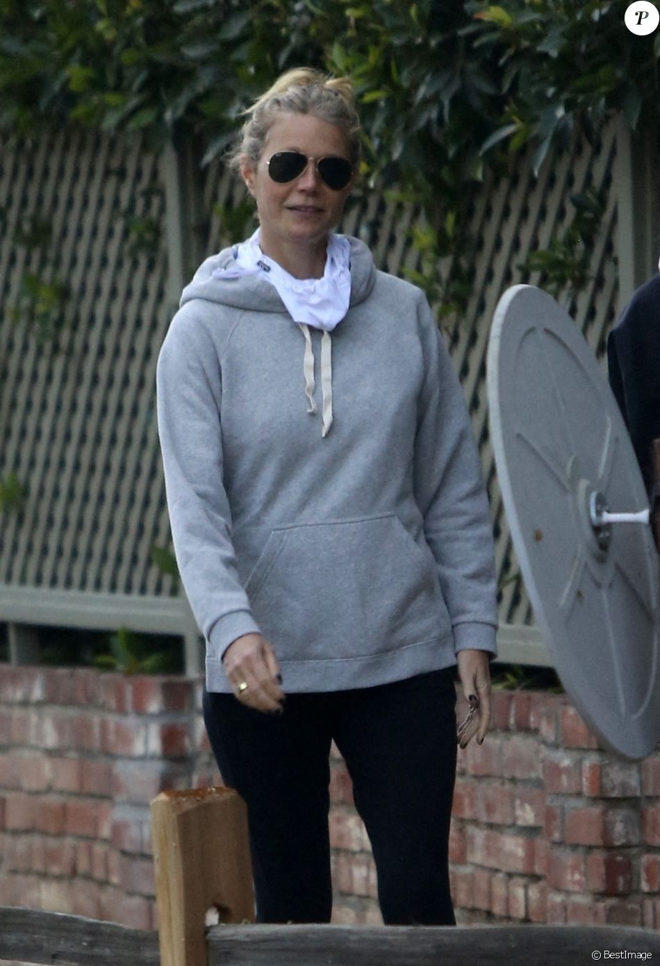 Exclusif - Gwyneth Paltrow se promène avec une amie dans les rues de Los Angeles, le 2 février 2021.