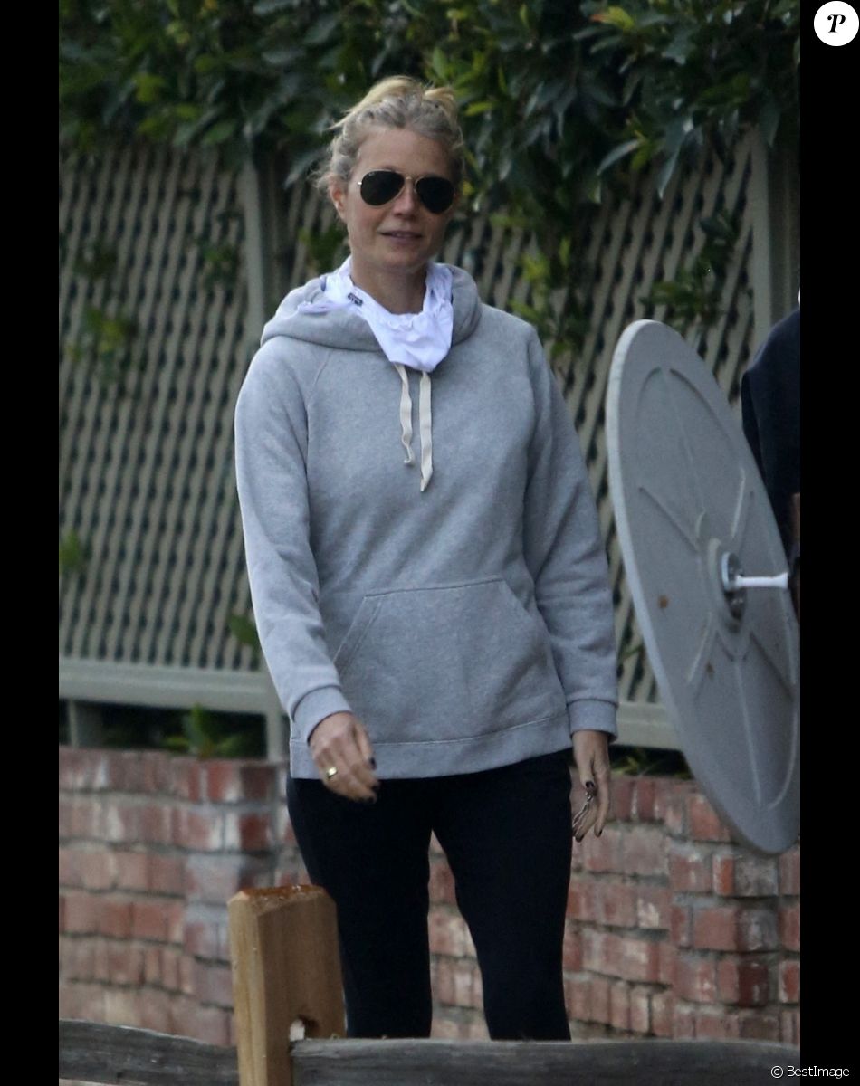 Exclusif - Gwyneth Paltrow se promène avec une amie dans les rues de Los Angeles, le 2 février 2021.