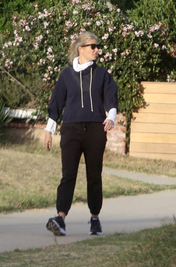 Exclusif - Gwyneth Paltrow et son mari Brad Falchuk font une petite randonnée sous le soleil couchant de Los Angeles le 20 janvier 2021. 