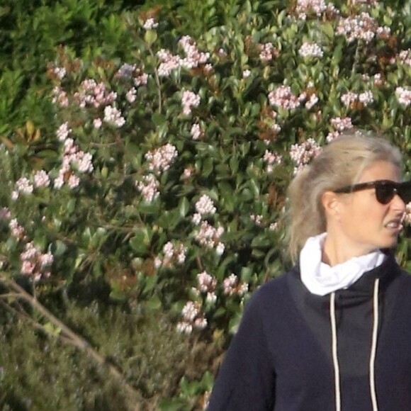 Exclusif - Gwyneth Paltrow et son mari Brad Falchuk font une petite randonnée sous le soleil couchant de Los Angeles le 20 janvier 2021. 