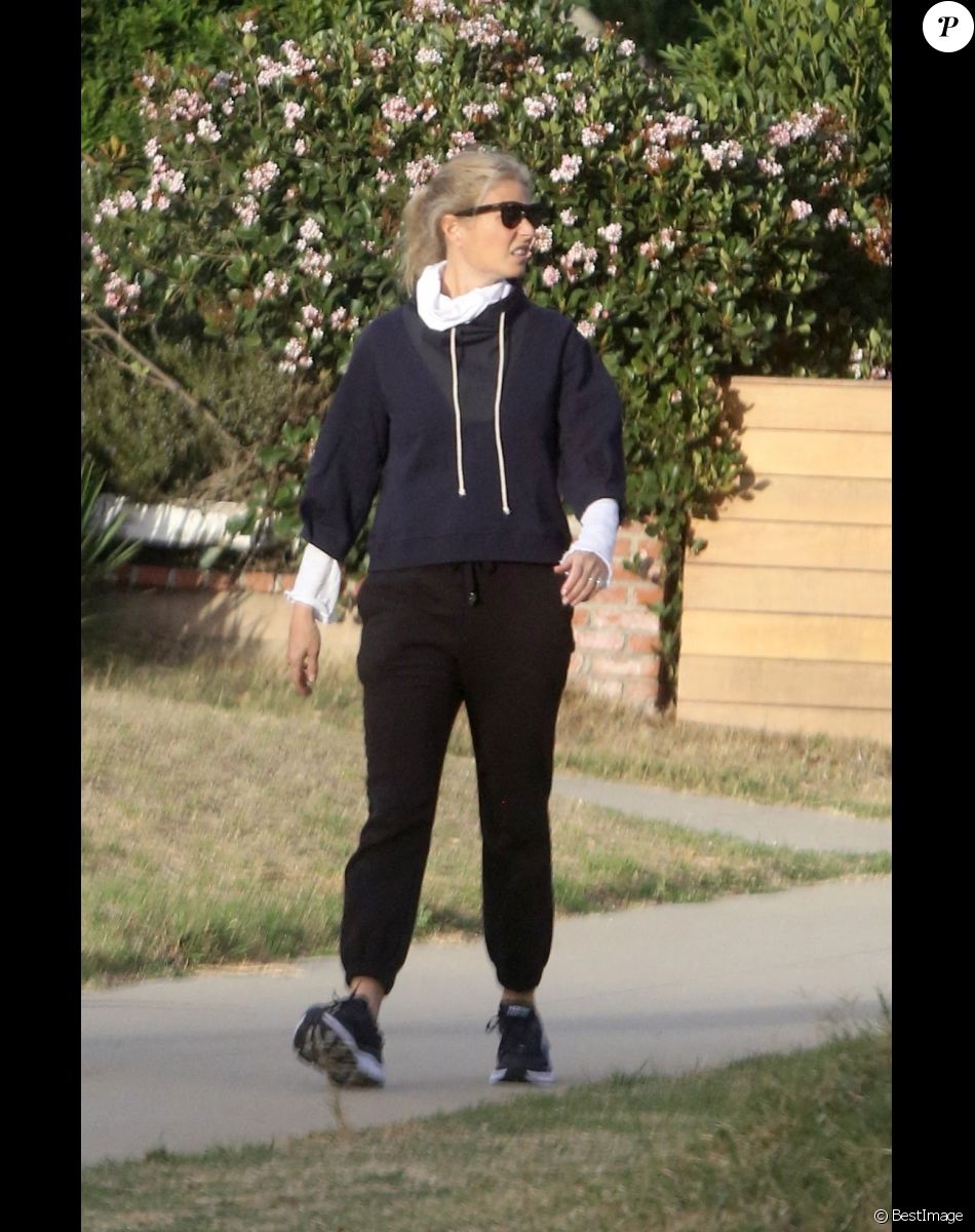Exclusif - Gwyneth Paltrow et son mari Brad Falchuk font une petite randonnée sous le soleil couchant de Los Angeles le 20 janvier 2021.