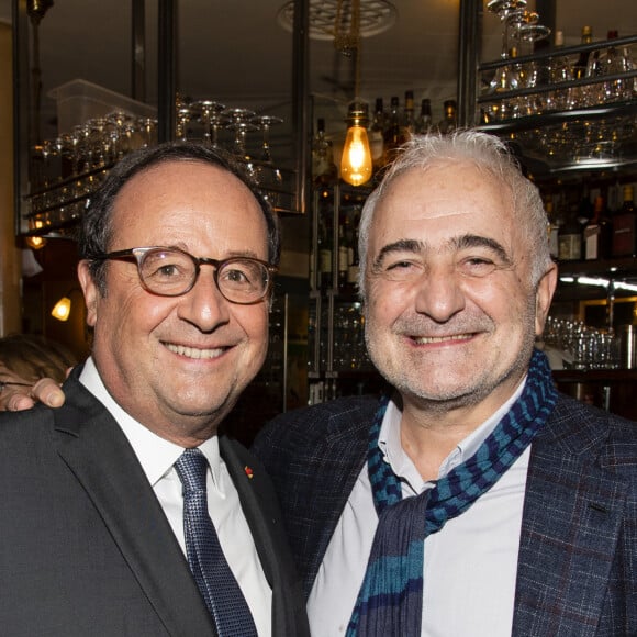 Exclusif - François Hollande et Guy Savoy lors du lancement du livre "A l'amour, à la vie" écrit par Catherine Ceylac (Ed. Flammarion) au Café Tournon à Paris, le 23 octobre 2019. © Pierre Perusseau/Bestimage 