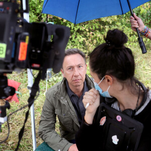 Exclusif - Stéphane Bern tient son premier rôle devant la caméra dans le téléfilm de France 3 "La Mort vue du ciel" à Châteauneuf-sur-Charente. Le 17 août 2020.