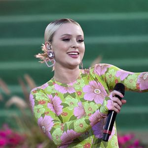 La chanteuse Zara Larsson sur scène à Stockholm, le 11 août 2020.