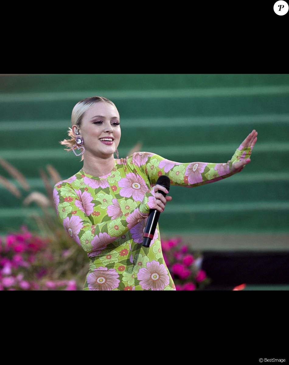 La chanteuse Zara Larsson sur scène à Stockholm, le 11 août 2020.