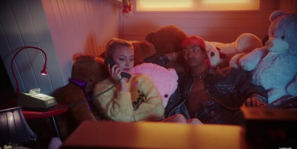 Zara Larsson et Lamin Alexander Holmen dans le clip "Talk about love".