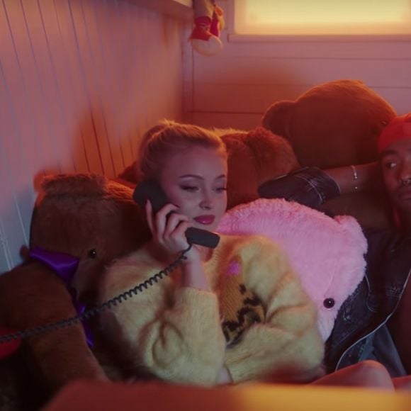 Zara Larsson et Lamin Alexander Holmen dans le clip "Talk about love".