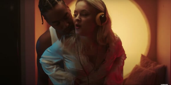 Zara Larsson et Lamin Alexander Holmen dans le clip "Talk about love".