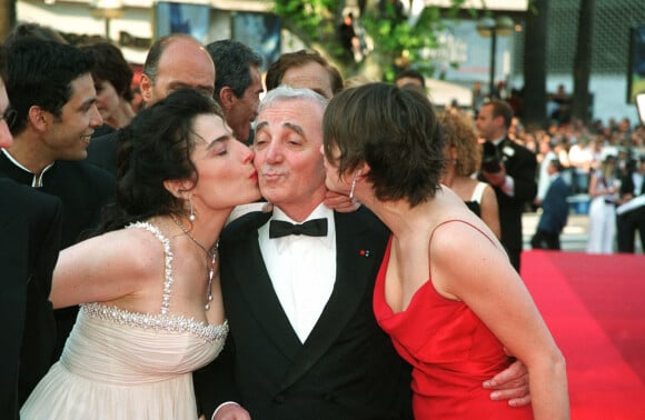 Charles Aznavour, Arsinée Khadjian et Marie-Josée Croze - Montée des marches du film "Ararat" - 55e Festival de Cannes. 2002.