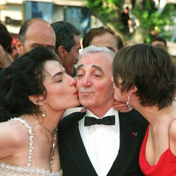 Charles Aznavour, Arsinée Khadjian et Marie-Josée Croze - Montée des marches du film "Ararat" - 55e Festival de Cannes. 2002.