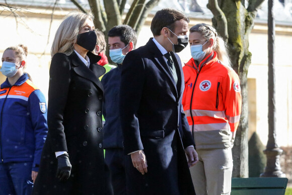 Le président de la république, Emmanuel Macron, et son épouse Brigitte Macron assistent à la cérémonie d'hommage aux victimes du terrorisme, devant la statue La Parole portée aux Invalides, Paris. Le 11 mars 2021. © Stéphane Lemouton / Bestimage