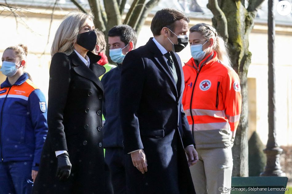 Le président de la république, Emmanuel Macron, et son épouse Brigitte Macron assistent à la cérémonie d'hommage aux victimes du terrorisme, devant la statue La Parole portée aux Invalides, Paris. Le 11 mars 2021. © Stéphane Lemouton / Bestimage