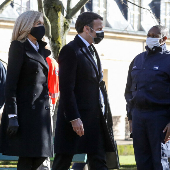 Le président de la république, Emmanuel Macron, et son épouse Brigitte Macron assistent à la cérémonie d'hommage aux victimes du terrorisme, devant la statue La Parole portée aux Invalides, Paris. Le 11 mars 2021. © Stéphane Lemouton / Bestimage