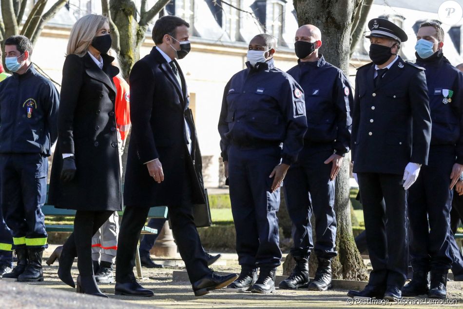 Le président de la république, Emmanuel Macron, et son épouse Brigitte Macron assistent à la cérémonie d'hommage aux victimes du terrorisme, devant la statue La Parole portée aux Invalides, Paris. Le 11 mars 2021. © Stéphane Lemouton / Bestimage