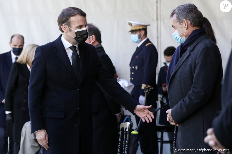 Le président de la république, Emmanuel Macron, et Nicolas Sarkozy assistent à la cérémonie d'hommage aux victimes du terrorisme, devant la statue La Parole portée aux Invalides, Paris. Le 11 mars 2021. © Stéphane Lemouton / Bestimage