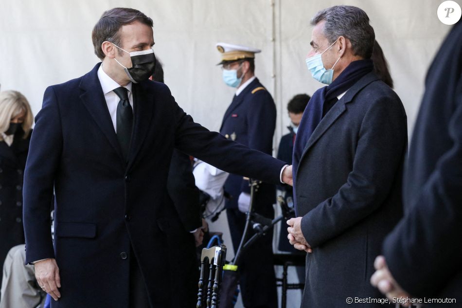 Le président de la république, Emmanuel Macron, et Nicolas Sarkozy assistent à la cérémonie d'hommage aux victimes du terrorisme, devant la statue La Parole portée aux Invalides, Paris. Le 11 mars 2021. © Stéphane Lemouton / Bestimage
