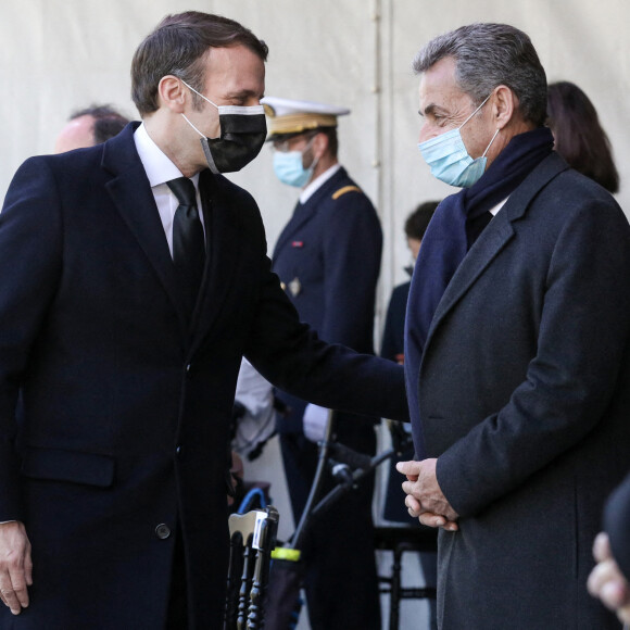 Le président de la république, Emmanuel Macron, et Nicolas Sarkozy assistent à la cérémonie d'hommage aux victimes du terrorisme, devant la statue La Parole portée aux Invalides, Paris. Le 11 mars 2021. © Stéphane Lemouton / Bestimage