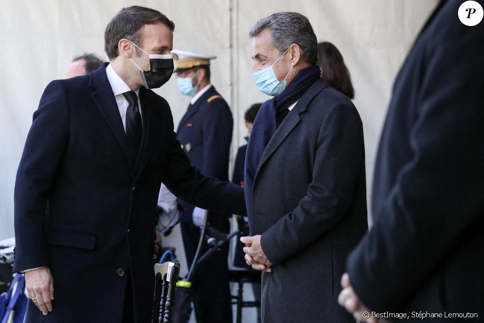Le président de la république, Emmanuel Macron, et Nicolas Sarkozy assistent à la cérémonie d'hommage aux victimes du terrorisme, devant la statue La Parole portée aux Invalides, Paris. Le 11 mars 2021. © Stéphane Lemouton / Bestimage