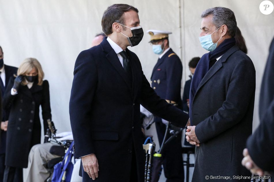 Le président de la république, Emmanuel Macron, et Nicolas Sarkozy assistent à la cérémonie d'hommage aux victimes du terrorisme, devant la statue La Parole portée aux Invalides, Paris. Le 11 mars 2021. © Stéphane Lemouton / Bestimage