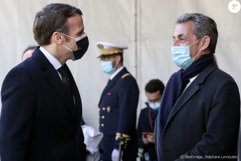 Le président de la république, Emmanuel Macron, et Nicolas Sarkozy assistent à la cérémonie d'hommage aux victimes du terrorisme, devant la statue La Parole portée aux Invalides, Paris. Le 11 mars 2021. © Stéphane Lemouton / Bestimage