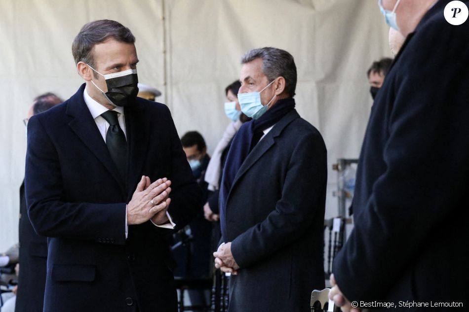 Le président de la république, Emmanuel Macron, et Nicolas Sarkozy assistent à la cérémonie d'hommage aux victimes du terrorisme, devant la statue La Parole portée aux Invalides, Paris. Le 11 mars 2021. © Stéphane Lemouton / Bestimage