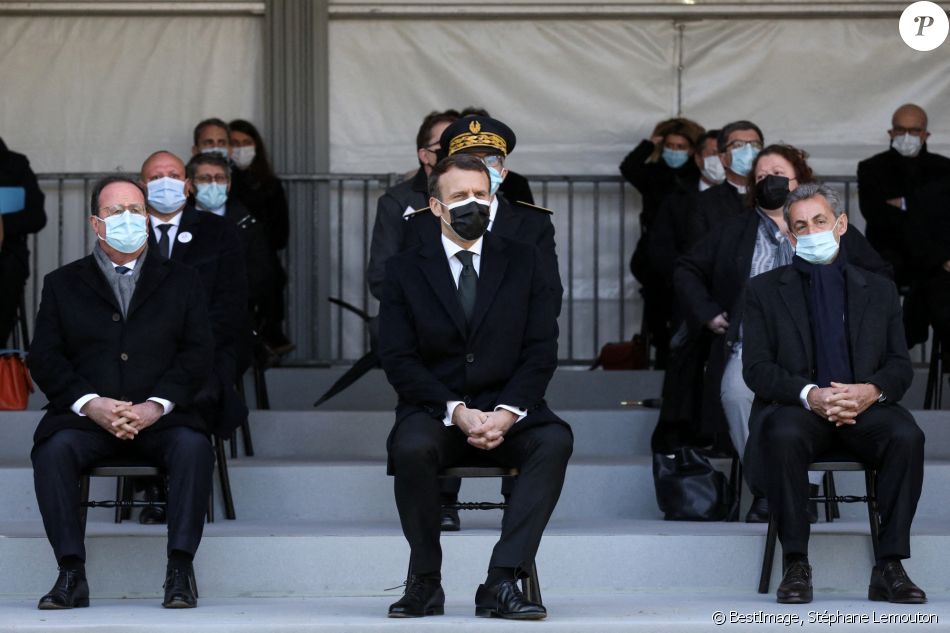 François Hollande, le président de la république, Emmanuel Macron, et Nicolas Sarkozy assistent à la cérémonie d'hommage aux victimes du terrorisme, devant la statue La Parole portée aux Invalides, Paris. Le 11 mars 2021. © Stéphane Lemouton / Bestimage