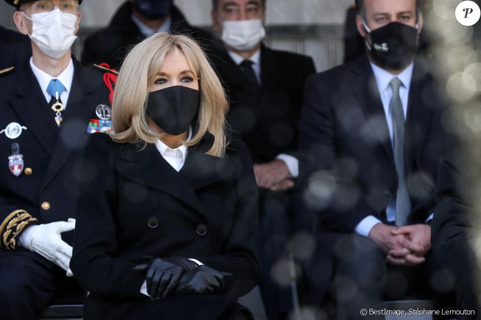 Brigitte Macron, épouse du président de la république, Emmanuel Macron, assiste à la cérémonie d'hommage aux victimes du terrorisme, devant la statue La Parole portée aux Invalides, Paris. Le 11 mars 2021. © Stéphane Lemouton / Bestimage