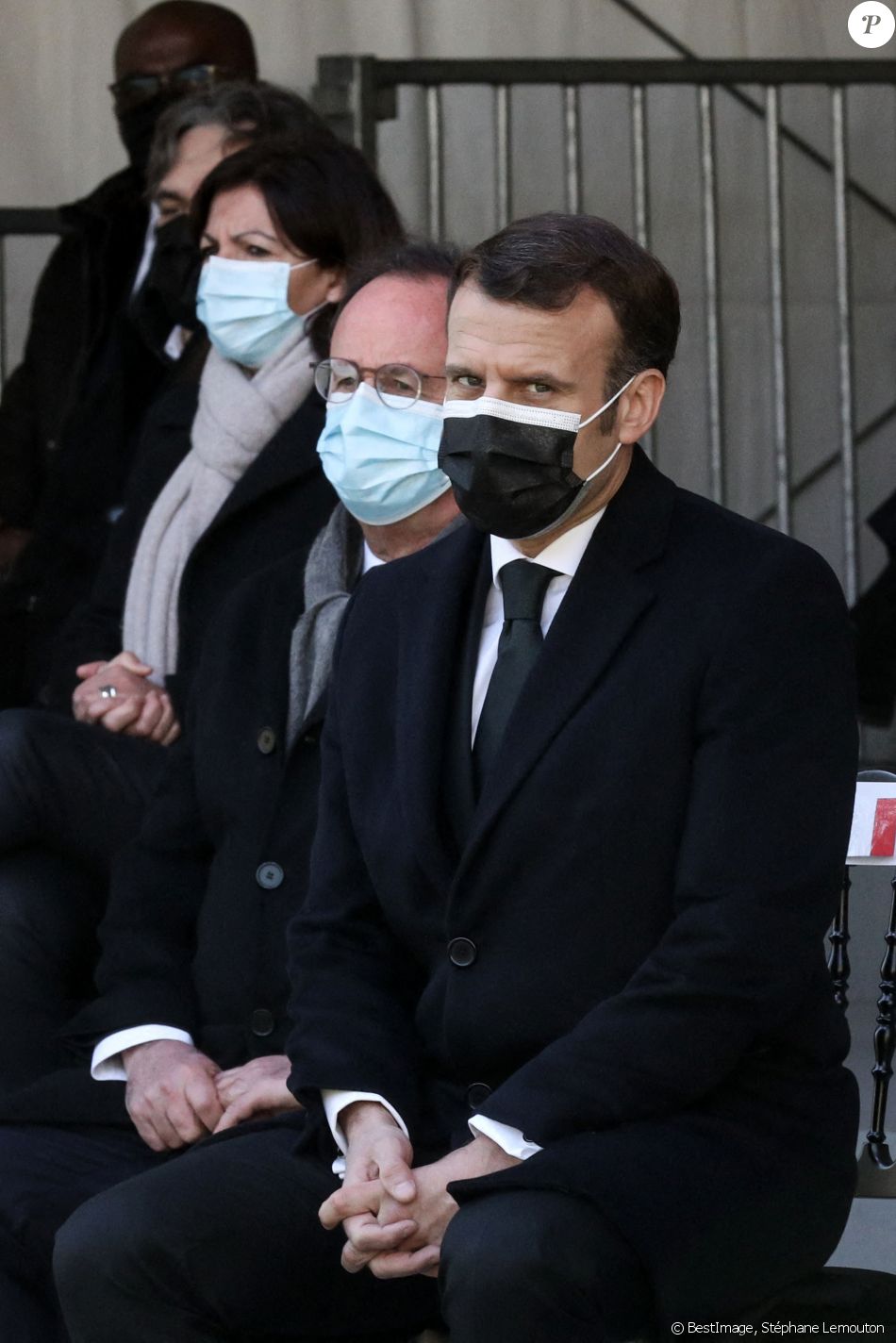 Le président de la république, Emmanuel Macron, François Hollande et Anne Hidalgo, maire de Paris, assistent à la cérémonie d'hommage aux victimes du terrorisme, devant la statue La Parole portée aux Invalides, Paris. Le 11 mars 2021. © Stéphane Lemouton / Bestimage