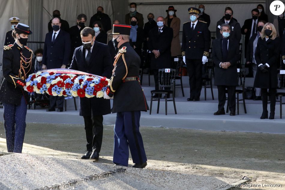 Le président de la république, Emmanuel Macron, participe à la cérémonie d'hommage aux victimes du terrorisme, devant la statue La Parole portée aux Invalides, Paris. Le 11 mars 2021. © Stéphane Lemouton / Bestimage