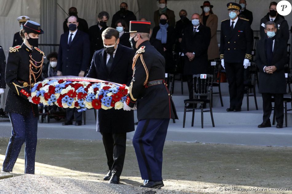Le président de la république, Emmanuel Macron, participe à la cérémonie d'hommage aux victimes du terrorisme, devant la statue La Parole portée aux Invalides, Paris. Le 11 mars 2021. © Stéphane Lemouton / Bestimage