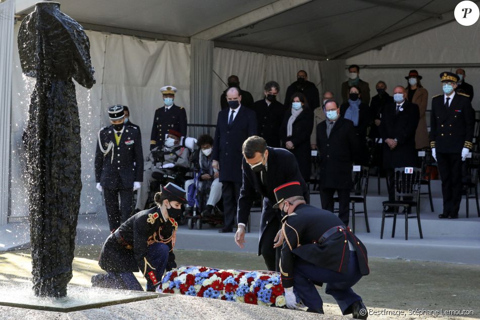 Le président de la république, Emmanuel Macron, participe à la cérémonie d'hommage aux victimes du terrorisme, devant la statue La Parole portée aux Invalides, Paris. Le 11 mars 2021. © Stéphane Lemouton / Bestimage