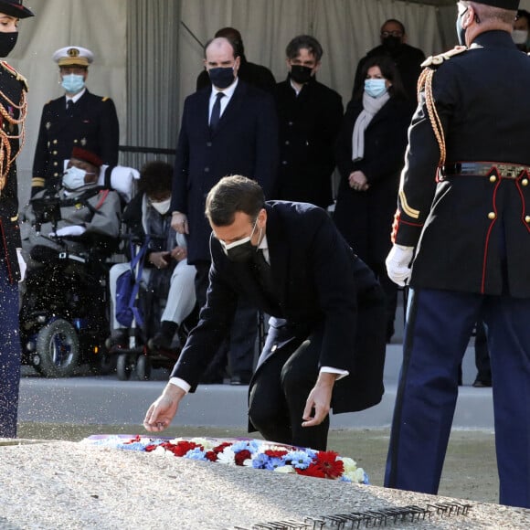 Le président de la république, Emmanuel Macron, participe à la cérémonie d'hommage aux victimes du terrorisme, devant la statue La Parole portée aux Invalides, Paris. Le 11 mars 2021. © Stéphane Lemouton / Bestimage