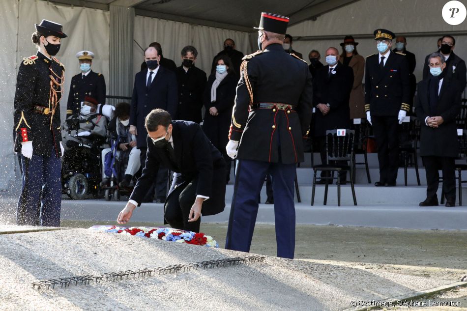 Le président de la république, Emmanuel Macron, participe à la cérémonie d'hommage aux victimes du terrorisme, devant la statue La Parole portée aux Invalides, Paris. Le 11 mars 2021. © Stéphane Lemouton / Bestimage