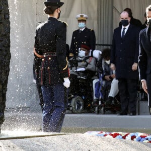 Le président de la république, Emmanuel Macron, participe à la cérémonie d'hommage aux victimes du terrorisme, devant la statue La Parole portée aux Invalides, Paris. Le 11 mars 2021. © Stéphane Lemouton / Bestimage