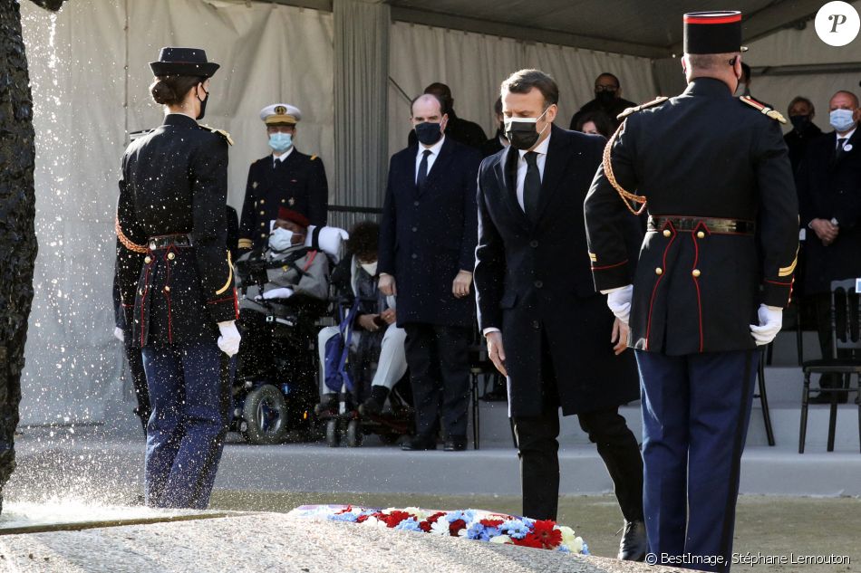 Le président de la république, Emmanuel Macron, participe à la cérémonie d'hommage aux victimes du terrorisme, devant la statue La Parole portée aux Invalides, Paris. Le 11 mars 2021. © Stéphane Lemouton / Bestimage