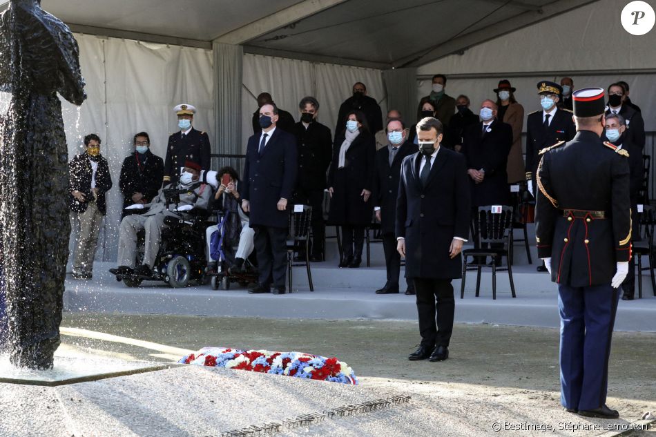 Le président de la république, Emmanuel Macron, participe à la cérémonie d'hommage aux victimes du terrorisme, devant la statue La Parole portée aux Invalides, Paris. Le 11 mars 2021. © Stéphane Lemouton / Bestimage