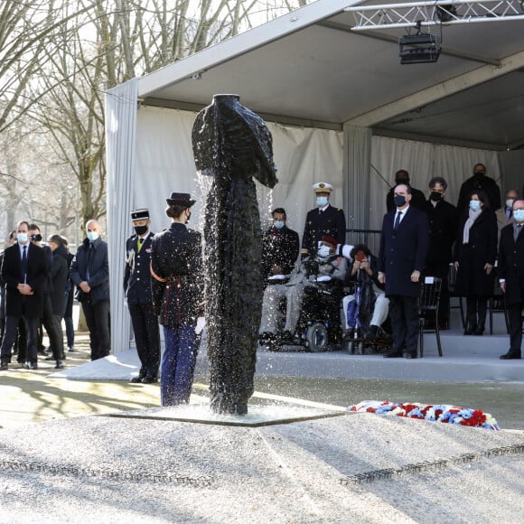 Le président de la république, Emmanuel Macron, participe à la cérémonie d'hommage aux victimes du terrorisme, devant la statue La Parole portée aux Invalides, Paris. Le 11 mars 2021. © Stéphane Lemouton / Bestimage