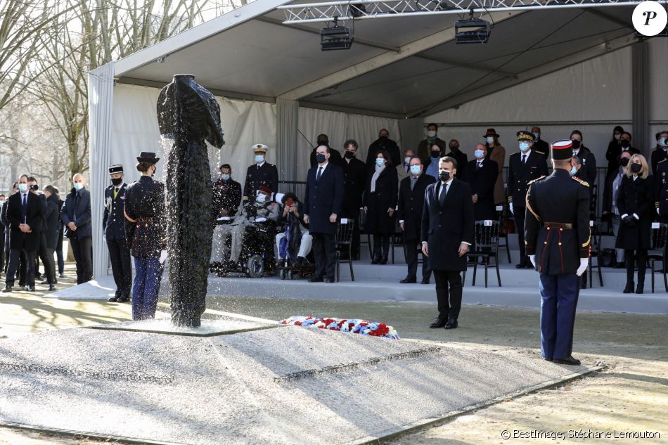 Le président de la république, Emmanuel Macron, participe à la cérémonie d'hommage aux victimes du terrorisme, devant la statue La Parole portée aux Invalides, Paris. Le 11 mars 2021. © Stéphane Lemouton / Bestimage