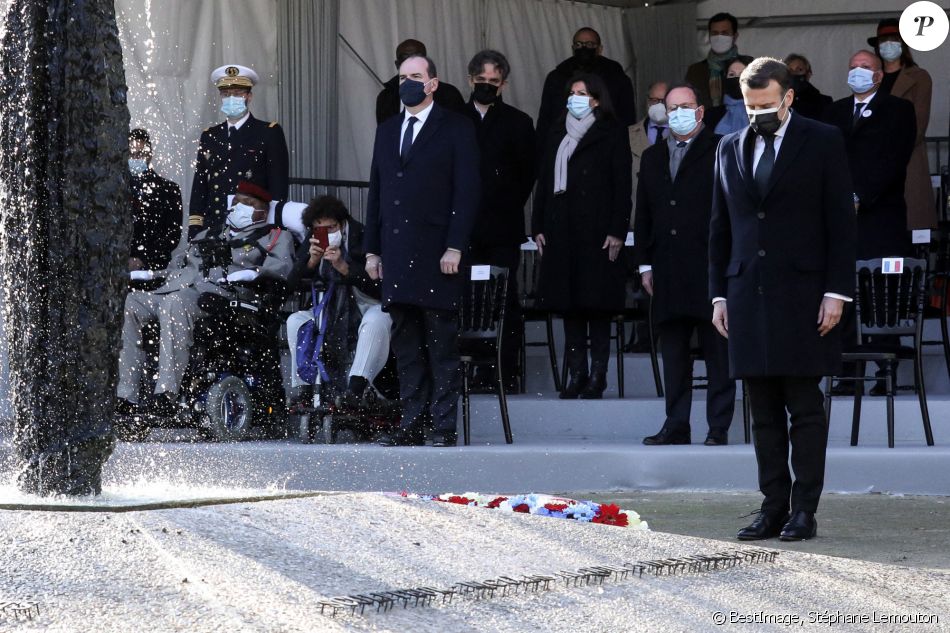 Le président de la république, Emmanuel Macron, participe à la cérémonie d'hommage aux victimes du terrorisme, devant la statue La Parole portée aux Invalides, Paris. Le 11 mars 2021. © Stéphane Lemouton / Bestimage
