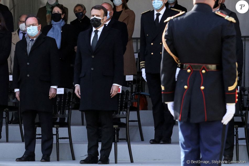 François Hollande et le président de la république, Emmanuel Macron, assistent à la cérémonie d'hommage aux victimes du terrorisme, devant la statue La Parole portée aux Invalides, Paris. Le 11 mars 2021. © Stéphane Lemouton / Bestimage