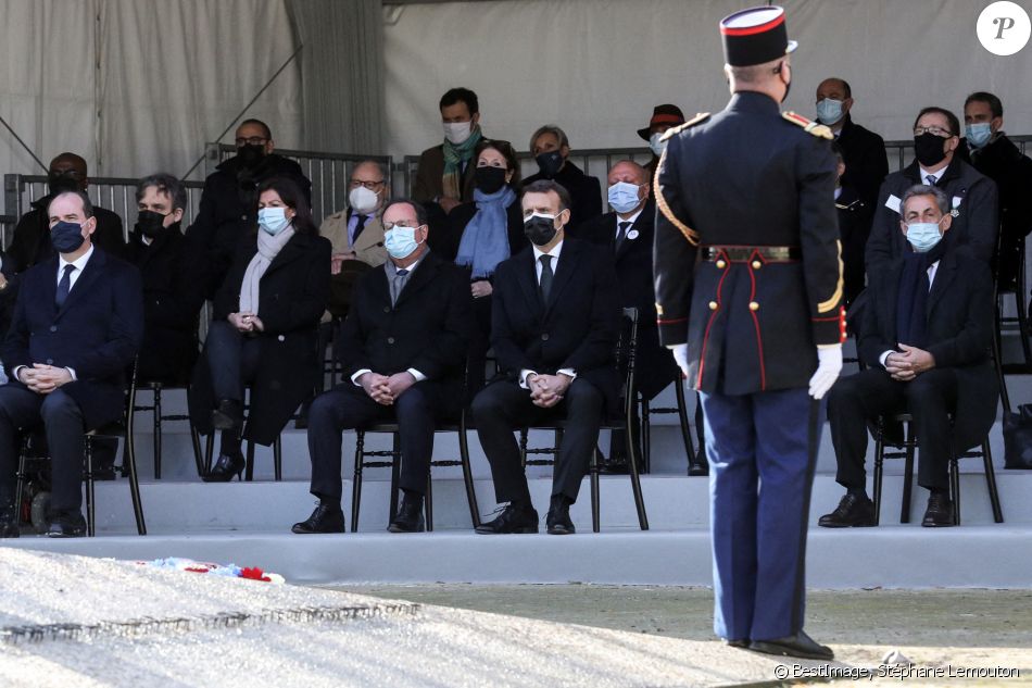 Le Premier Ministre Jean Castex, la maire de Paris Anne Hidalgo, François Hollande, le président de la république Emmanuel Macron et Nicolas Sarkozy assistent à la cérémonie d'hommage aux victimes du terrorisme, devant la statue La Parole portée aux Invalides, Paris. Le 11 mars 2021. © Stéphane Lemouton / Bestimage