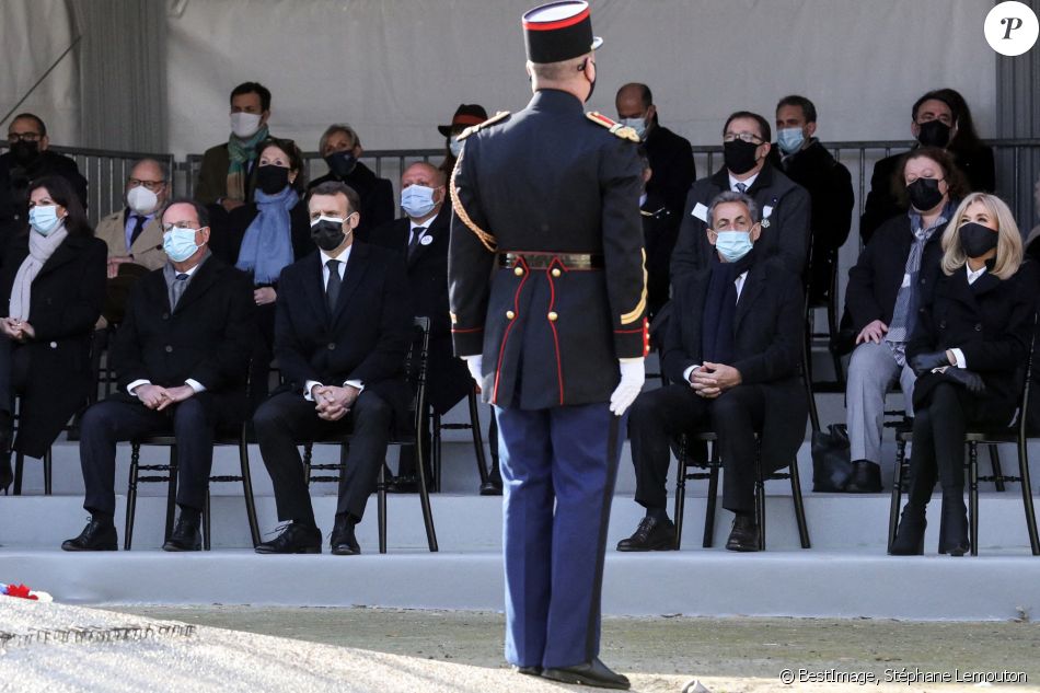 La maire de Paris Anne Hidalgo, François Hollande, le président de la république Emmanuel Macron et Nicolas Sarkozy assistent à la cérémonie d'hommage aux victimes du terrorisme, devant la statue La Parole portée aux Invalides, Paris. Le 11 mars 2021. © Stéphane Lemouton / Bestimage