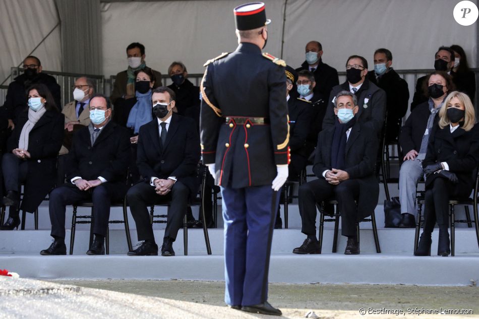 Le Premier Ministre Jean Castex, la maire de Paris Anne Hidalgo, François Hollande, le président de la république Emmanuel Macron et Nicolas Sarkozy assistent à la cérémonie d'hommage aux victimes du terrorisme, devant la statue La Parole portée aux Invalides, Paris. Le 11 mars 2021. © Stéphane Lemouton / Bestimage