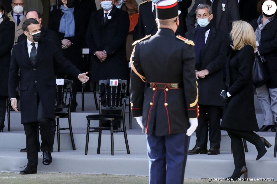 Le président de la république, Emmanuel Macron, son épouse Brigitte Macron et Nicolas Sarkozy assistent à la cérémonie d'hommage aux victimes du terrorisme, devant la statue La Parole portée aux Invalides, Paris. Le 11 mars 2021. © Stéphane Lemouton / Bestimage
