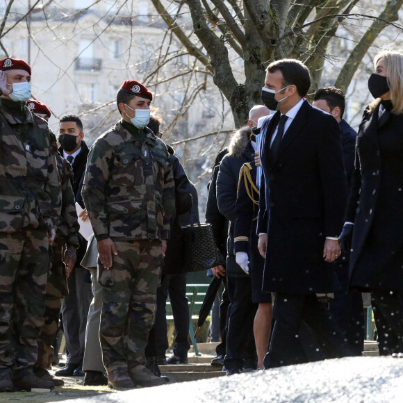 Le président de la république, Emmanuel Macron, et son épouse Brigitte Macron assistent à la cérémonie d'hommage aux victimes du terrorisme, devant la statue La Parole portée aux Invalides, Paris. Le 11 mars 2021. © Stéphane Lemouton / Bestimage