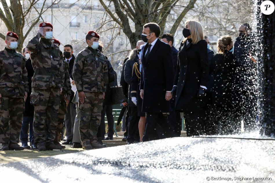 Le président de la république, Emmanuel Macron, et son épouse Brigitte Macron assistent à la cérémonie d'hommage aux victimes du terrorisme, devant la statue La Parole portée aux Invalides, Paris. Le 11 mars 2021. © Stéphane Lemouton / Bestimage