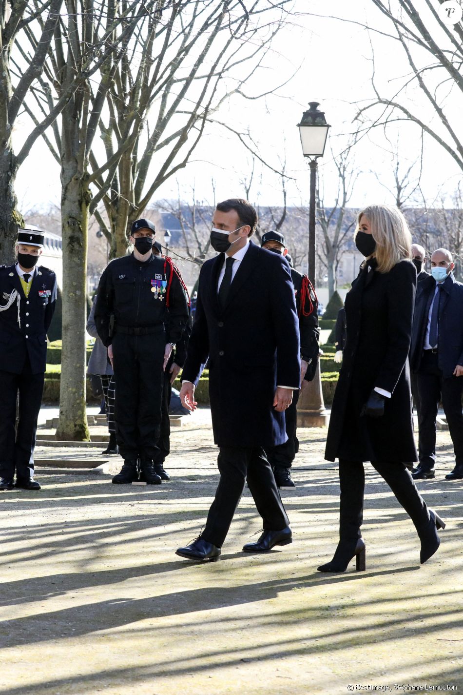 Le président de la république, Emmanuel Macron, et son épouse Brigitte Macron assistent à la cérémonie d'hommage aux victimes du terrorisme, devant la statue La Parole portée aux Invalides, Paris. Le 11 mars 2021. © Stéphane Lemouton / Bestimage