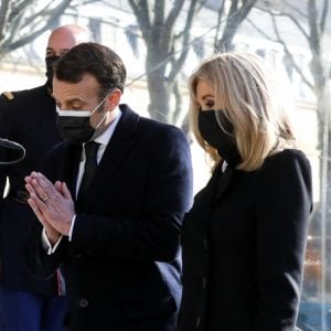 Le président de la république, Emmanuel Macron, et son épouse Brigitte Macron assistent à la cérémonie d'hommage aux victimes du terrorisme, devant la statue La Parole portée aux Invalides, Paris. © Stéphane Lemouton / Bestimage