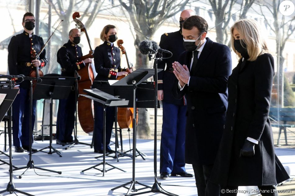 Le président de la république, Emmanuel Macron, et son épouse Brigitte Macron assistent à la cérémonie d'hommage aux victimes du terrorisme, devant la statue La Parole portée aux Invalides, Paris. © Stéphane Lemouton / Bestimage